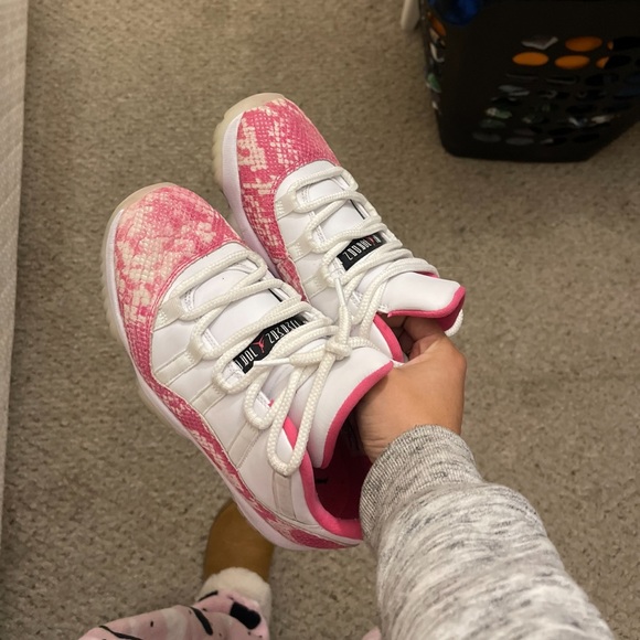 size 6.5 , good condition just to big for me a little yellow on the bottom - Picture 1 of 1